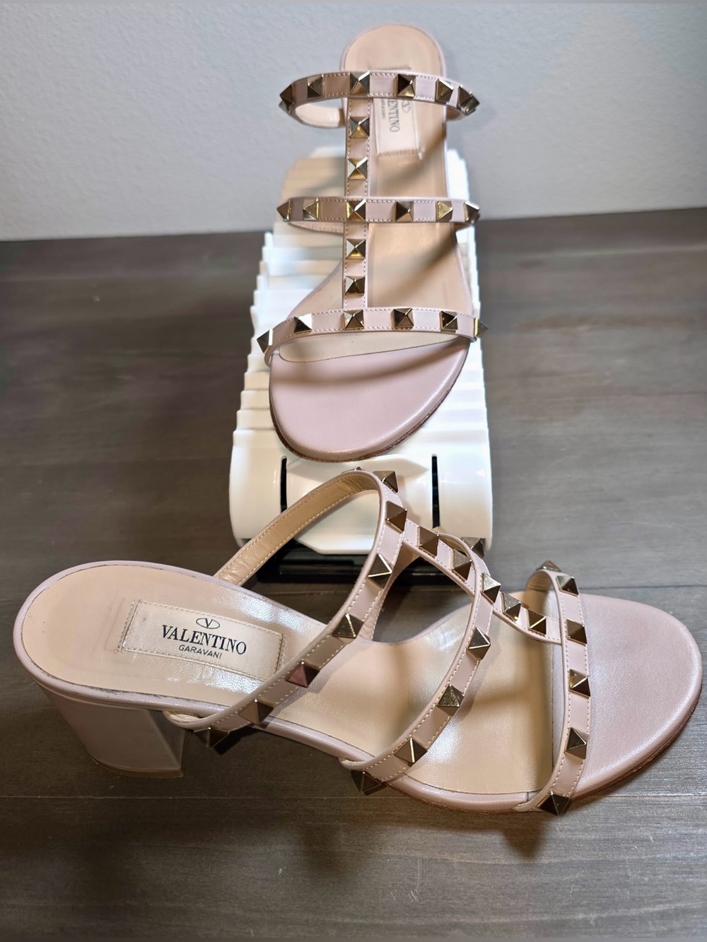 Valentino Garavani Beige Leather Pyramid-Stud Slide Sandal - Picture 8 of 11